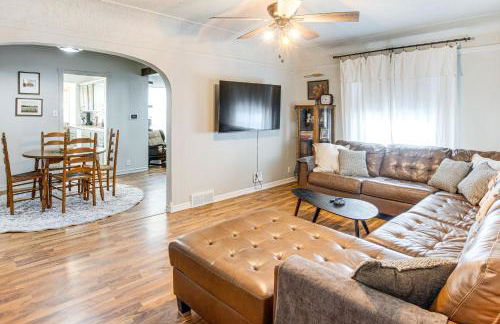 Updated and Charming! Waterloo Home with Patio - Foto 6