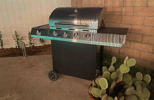 Granada Hills Private Unique Pool Luxury 4BR Family Retreat - Patio, Outdoor Dining, BBQ Grill, & Free Parking - Foto 26