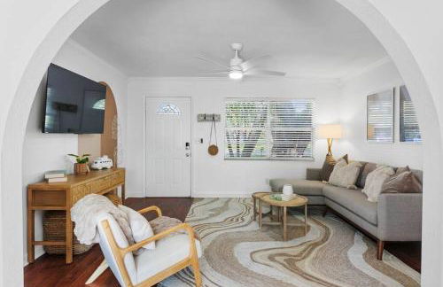 Sunny Palm Cottage W/ Hot Tub + Fire Pit + Grill + 10 to Beach! - Foto 20