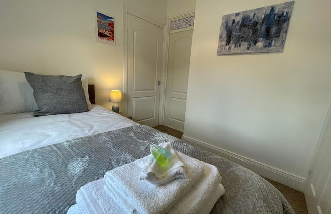 Lovely 3 Bedroom Apartment In Newcastle Upon Tyne With Free Parking - Photo 7