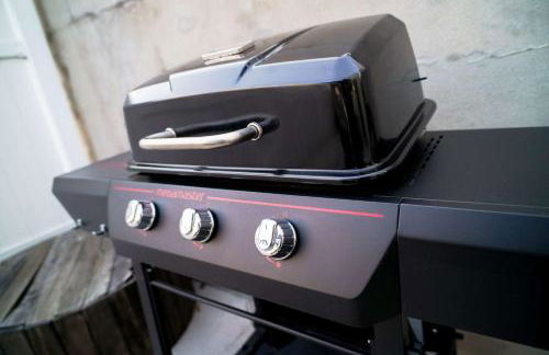 Newark Gem Ruby 3BR, 3BA - Sleeps 14 - Walk to Prudential Center and Newark Penn Station, Near EWR and American Dream Mall, includes Parking - WiFi - Laundry - Backyard - Gym - Foto 25