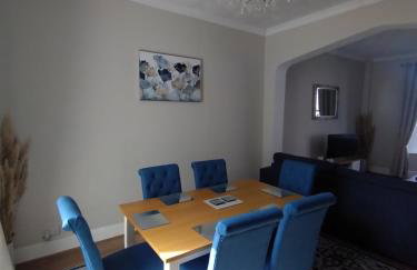 large 4 bedroom - Photo 3