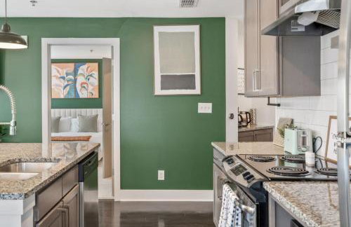 Chic 2BR King Bed Balcony Krog Market Steps to Beltline - Foto 12