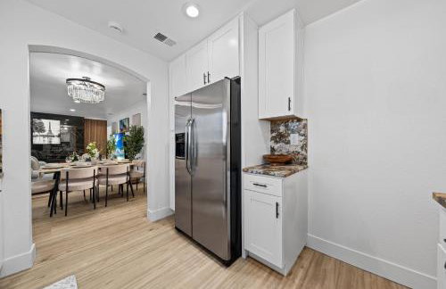 Entire Private Home with 4 Bedrooms 2 Bathrooms, Hot Tub, King Bed, 80 TV, Gated Yard, Ranch Style, Available Now - Foto 28