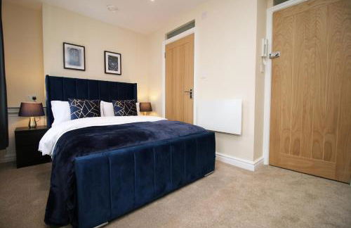 LUXURY 4 Bedroom 4 Ensuite Home in Penarth (Pool Table Games Room & BBQ Garden) with Sea Views - Photo 9