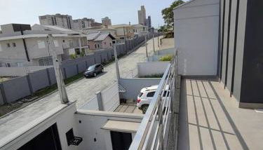 Sobrado com piscina, banheira e garagem coberta. - Foto 3