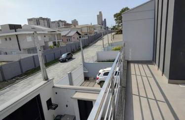 Sobrado com piscina, banheira e garagem coberta. - Foto 3