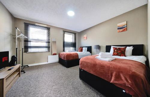 RELAXED CENTRAL HOUSE LOCATED IN WEST READING CLOSE TO TOWN CENTRE with FREE DRIVE WAY PARKING, WI FI & NETFLIX BY AI ESTATE GROUP - Foto 2