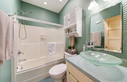 Steps to Beach: Home w/ Hot Tub in Oak Harbor! - Foto 14