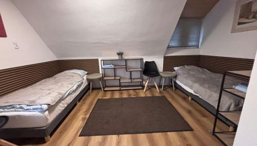 Komfortzimmer #5 für zwei Reisende mit 2 Betten, Gemeinschafts Bad und Küche - Foto 5