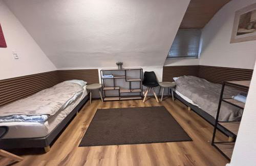 Komfortzimmer #5 für zwei Reisende mit 2 Betten, Gemeinschafts Bad und Küche - Foto 5