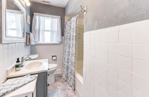 3 Mi to Hospitals Inviting Rockford Home with Yard! - Foto 16