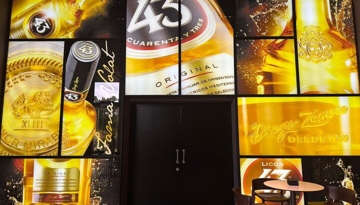 Cartagena; Visita Fabrica de licor con cata y traslados en van - Foto 1, Mural entrada