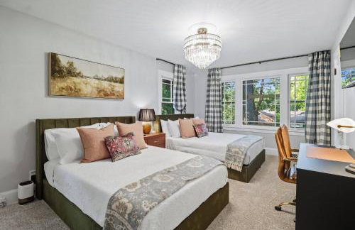 1920s Cottage | Hot Tub | Game Room | Fire Pit - Foto 4