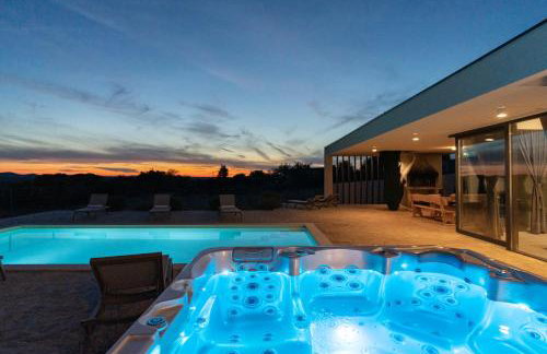 Luxury Spa Villa w Heated Pool, Jacuzzi & Sauna - Photo 3