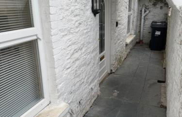 Spacious, sleeps 7, 2 baths, Central Saltash - Photo 49