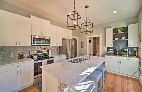 Modern, Sun-Lit Retreat with Fire Pit and Yard! - Foto 11