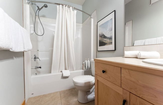 SPACIOUS 3-Br Luxury Condo | HEATED Pool + 3 Hot Tubs | Pool Table | Hm Theatre - Photo 36