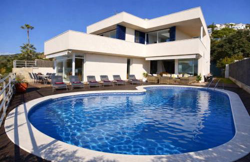 Villa Med A 2 kilometros andando de la playa, del puerto de Aguadoç y a 4 del centro de Sitges Muy Soleada todo el dia Capacidad superior a 16 personas NO REQUIERE COCHE - Foto 51