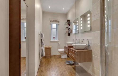 Luxury Detached House in Large Private Grounds, with Outdoor Jacuzzi and Sauna - Foto 60