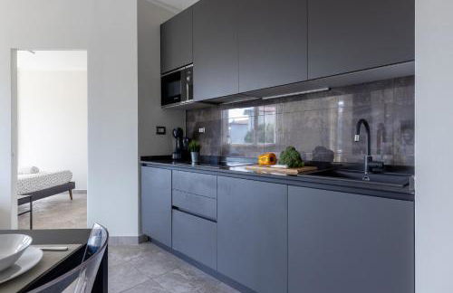 GuestHost -Elegant Seaside Apartment with Pool and Parking - Foto 11