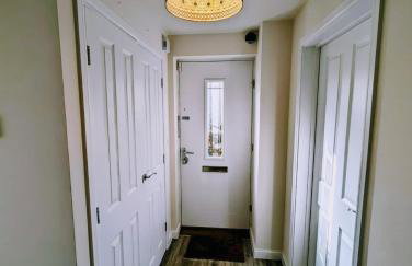 Modern Comfy 3 Bed Home - Free 2 space driveway - Free road parking - Free Netflix - Foto 59