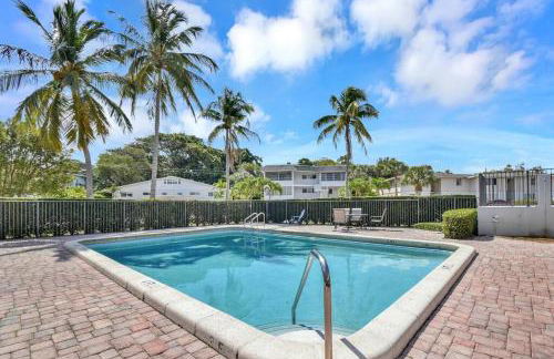 Stylish Hideaway Pool Downtown Boca - Photo 11