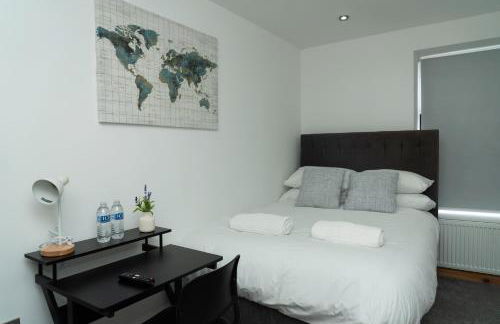 4 Bed Failsworth Home - 3 Bathrooms - Free Parking - Ideal For Contractors & Families - FREE 1 HR EARLY CHECK-IN OR 1 HR LATE CHECK-OUT FOR 2 NIGHT STAY BOOKINGS UNTIL THE END OF MAY - Foto 2