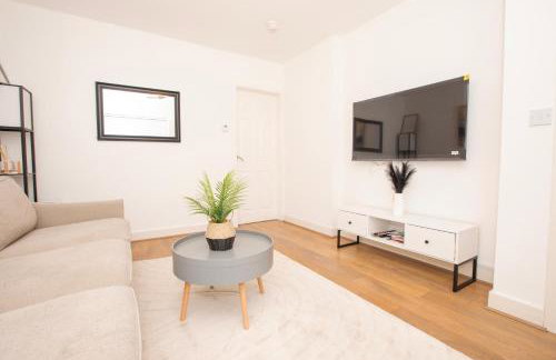 Spacious 4BR Home in Manchester with Parking & Wi-Fi - Foto 15