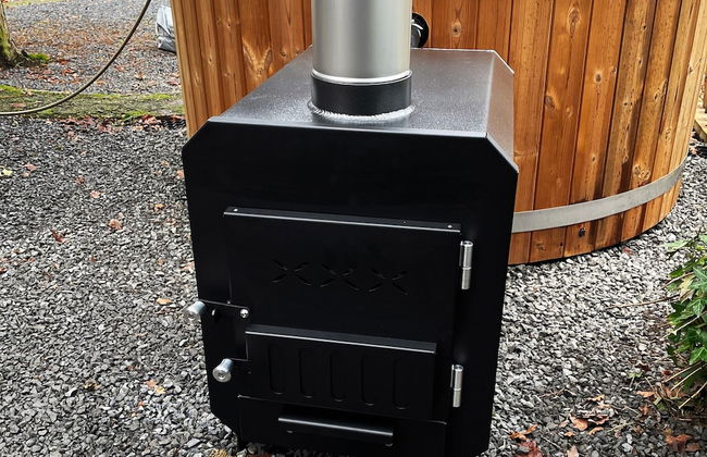 Fantastic Chalet Near Open Waterways, hot tub - Photo 23