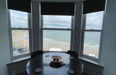 Superb 2 Bedroom Sea View Flat - Foto 1