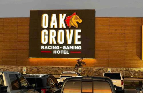 Shades of Gray 4BR Home w Mini Fridges - Foto 37