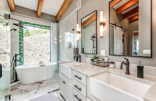 Hot Tub and Scenic Views at The Bailey Lodge - Foto 29