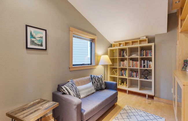 Deck Views, Fire Pit, Pool, 3 Mins to Beach Madrona Tree Retreat by Avantstay - Foto 19