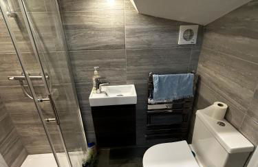 EGHAM LOVELY STUDIO SELF CONTAINED 2 mins station - Foto 9