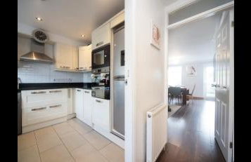 Spacious Chessington home with parking & garden - Photo 12