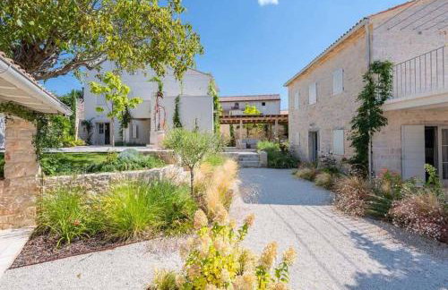 Villa Charlotte for 14 persons with 73m2 Pool in Central Istria - Daily Housekeeping & Breakfast Service - Foto 2