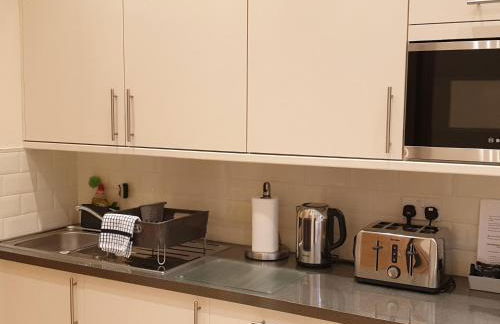 London Luxury Apartments 3 Bedroom Sleeps 8 with 3 Bathrooms 5 mins Walk to tube station free parking - Foto 24