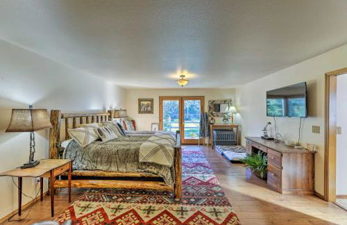 Riverfront Crescent City Home, 8 Mi to Beach! - Foto 9