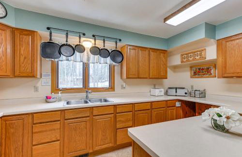 Lakefront Suring Home with Pool Table and Views! - Foto 17