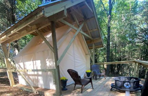 Rustic Safari Tent on a Wonderful Farm Surrounded by Nature for an Amazing Glamping Experience in Otego, New York - Foto 1