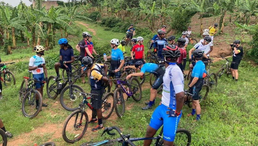 Grupo de turistas recorriendo Kigali en bicicleta