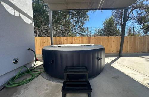 Urban Retreat Fun Relax Self Check-In Hot Tub Foosball Fire Pit Cornhole - Photo 29