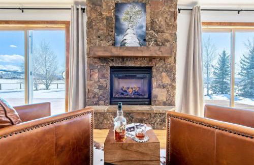 Family Fun Fireplace & Huge Deck - Photo 5