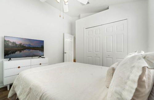 Luxury 4-Bedroom Home with Private Pool, Jacuzzi, AC, Wi-Fi, Cable TV, 5 Minutes from Disney - Foto 19