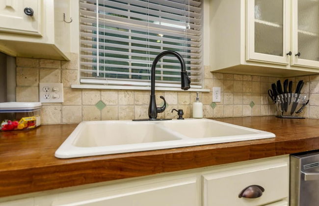 Gorgeous Alabama Home 4 Miles to Stadium Sleeps 8 - Foto 17