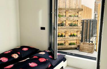 Room with a bathroom and private entrance door - Photo 11