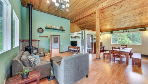 Rustic and Modern Home with Forest Views in Newport! - Foto 5