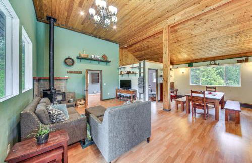 Rustic and Modern Home with Forest Views in Newport! - Foto 5