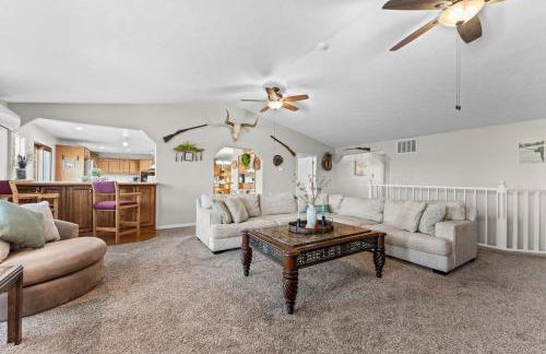 Lakefront Retreat with Deck Movie Room and Yard - Foto 11